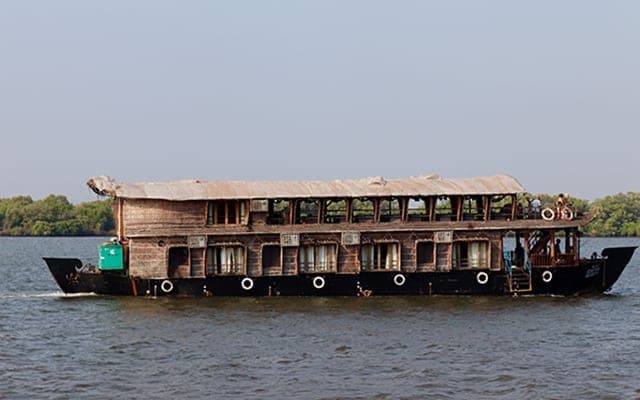 Houseboat Experience - Image 1