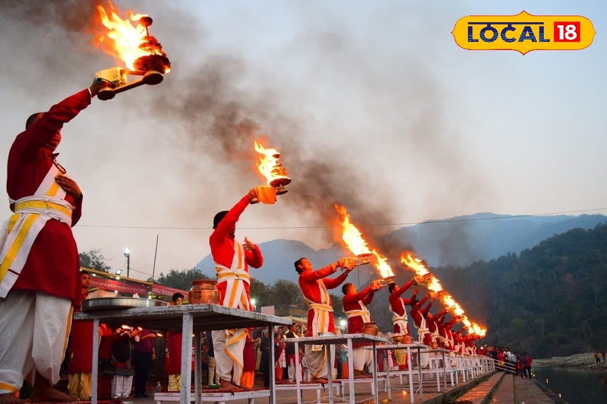 Triveni Ghat Ganga Aarti - Image 1